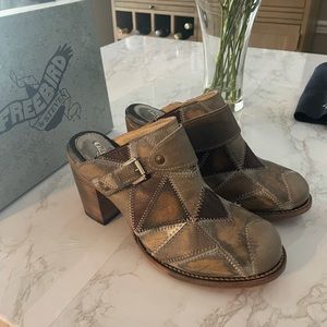 Freebird by Steven Beetle Clogs in Multi Grey. Size 10.